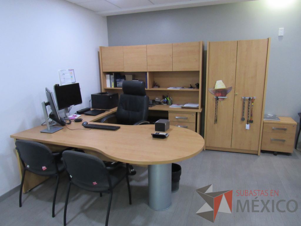 Lote 005 - Oficina Ejecutiva con Escritorio en escuadra, Archivero, Gabinete alto, Mesa de trabajo y Pizarrón - Imagen 6