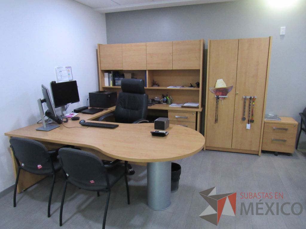Lote 005 - Oficina Ejecutiva con Escritorio en escuadra, Archivero, Gabinete alto, Mesa de trabajo y Pizarrón - Imagen 7