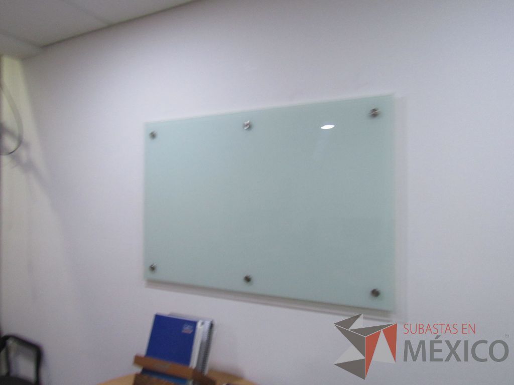 Lote 005 - Oficina Ejecutiva con Escritorio en escuadra, Archivero, Gabinete alto, Mesa de trabajo y Pizarrón - Imagen 8