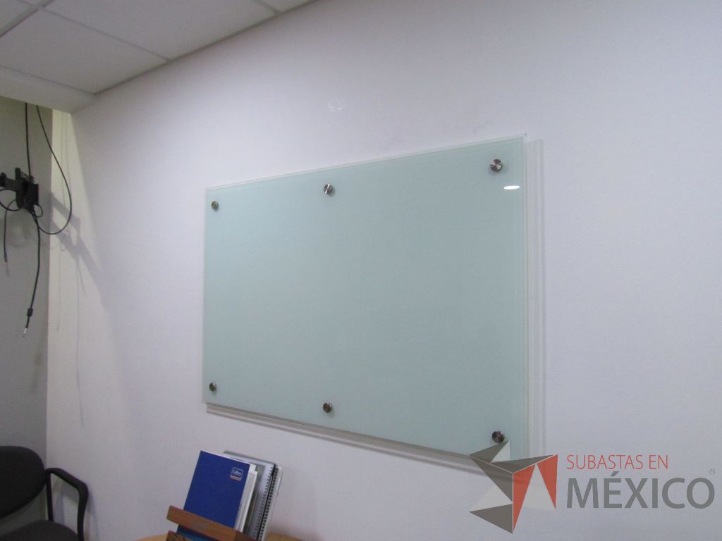 Lote 005 - Oficina Ejecutiva con Escritorio en escuadra, Archivero, Gabinete alto, Mesa de trabajo y Pizarrón - Imagen 9