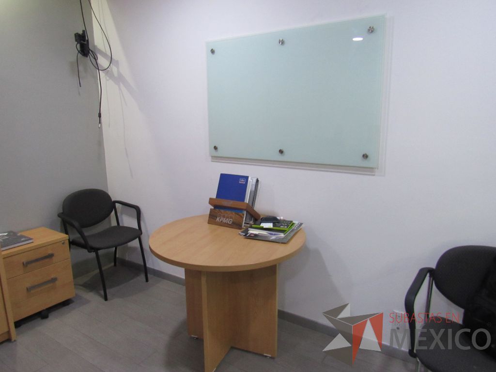 Lote 005 - Oficina Ejecutiva con Escritorio en escuadra, Archivero, Gabinete alto, Mesa de trabajo y Pizarrón - Imagen 10