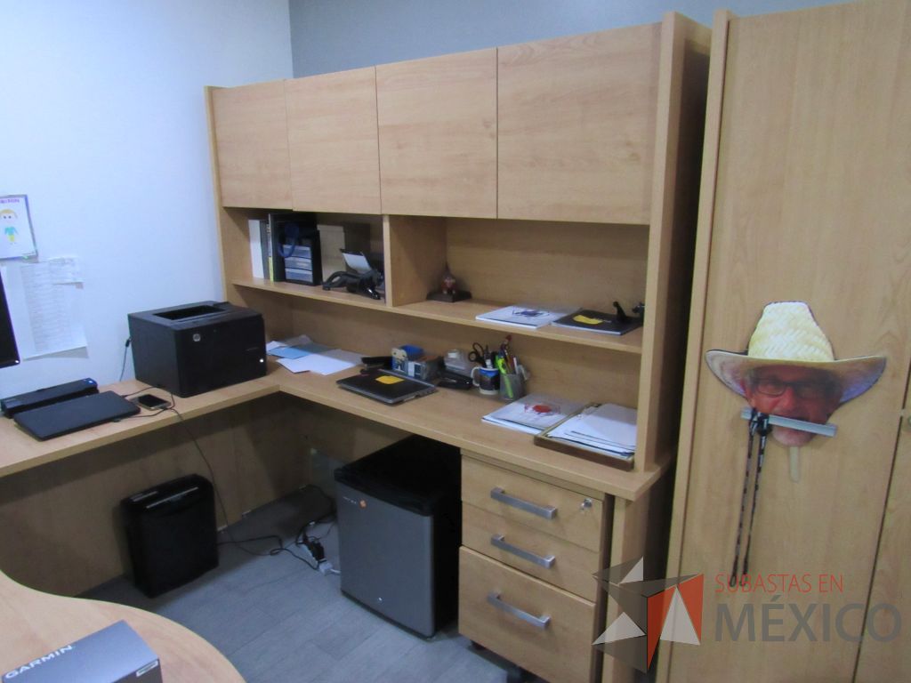 Lote 005 - Oficina Ejecutiva con Escritorio en escuadra, Archivero, Gabinete alto, Mesa de trabajo y Pizarrón - Imagen 11