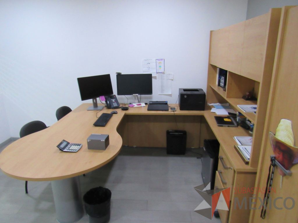 Lote 005 - Oficina Ejecutiva con Escritorio en escuadra, Archivero, Gabinete alto, Mesa de trabajo y Pizarrón - Imagen 12