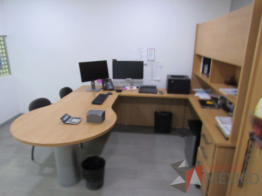 Lote 005 - Oficina Ejecutiva con Escritorio en escuadra, Archivero, Gabinete alto, Mesa de trabajo y Pizarrón - Imagen 13