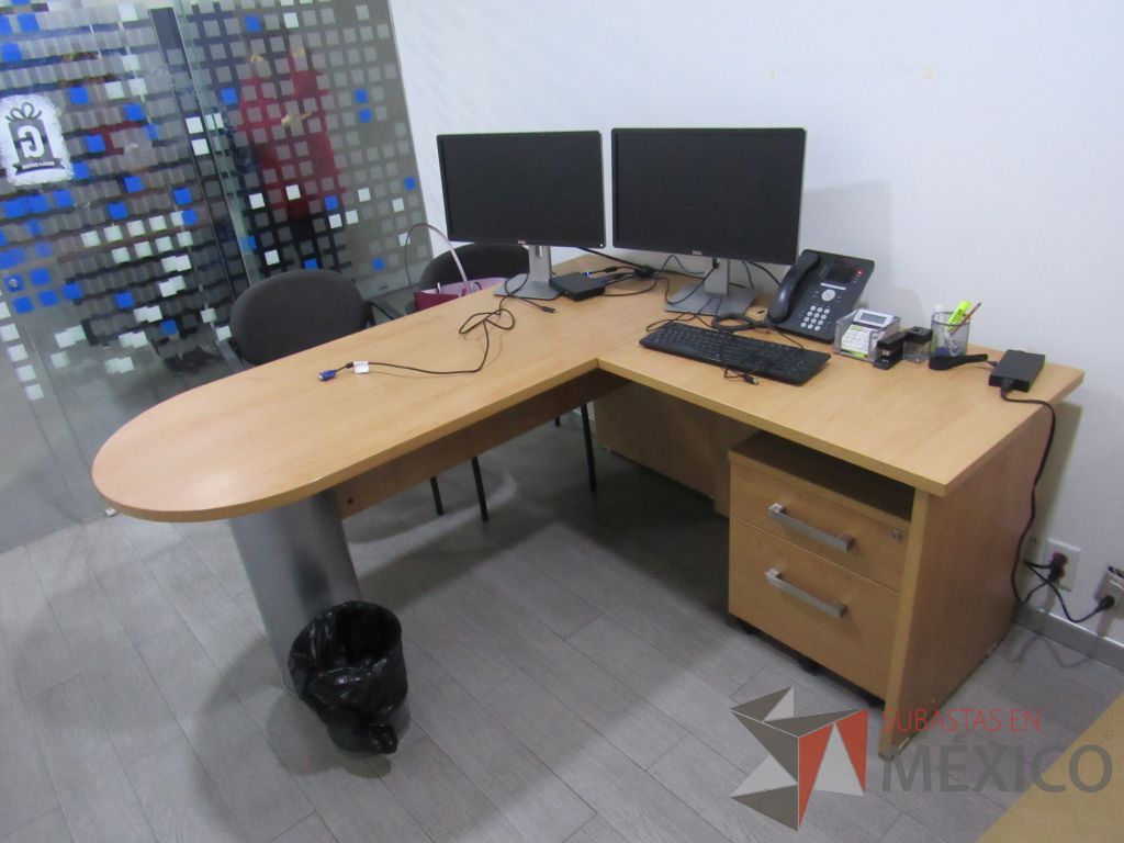 Lote 031 - Oficina ejecutiva con escritorio en escuadra, Pizarrón y archivero móvil - Imagen 2