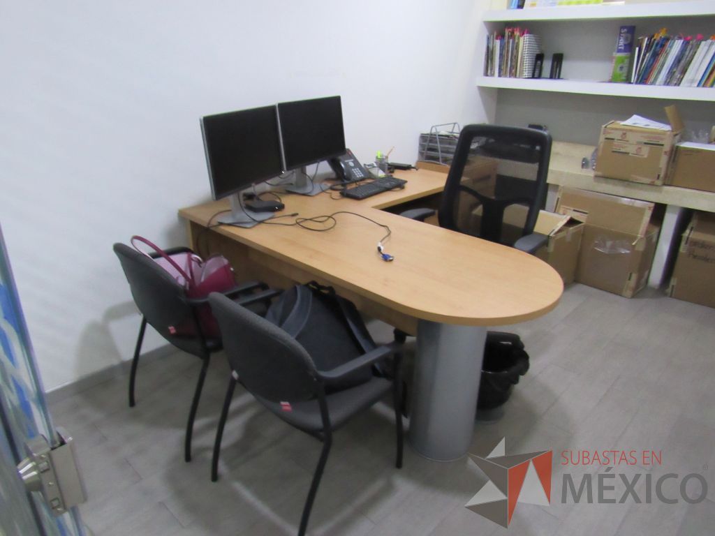 Lote 031 - Oficina ejecutiva con escritorio en escuadra, Pizarrón y archivero móvil - Imagen 4