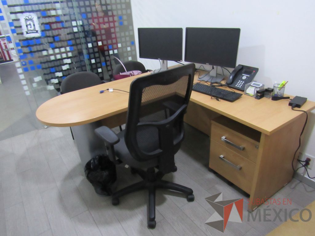Lote 031 - Oficina ejecutiva con escritorio en escuadra, Pizarrón y archivero móvil - Imagen 6