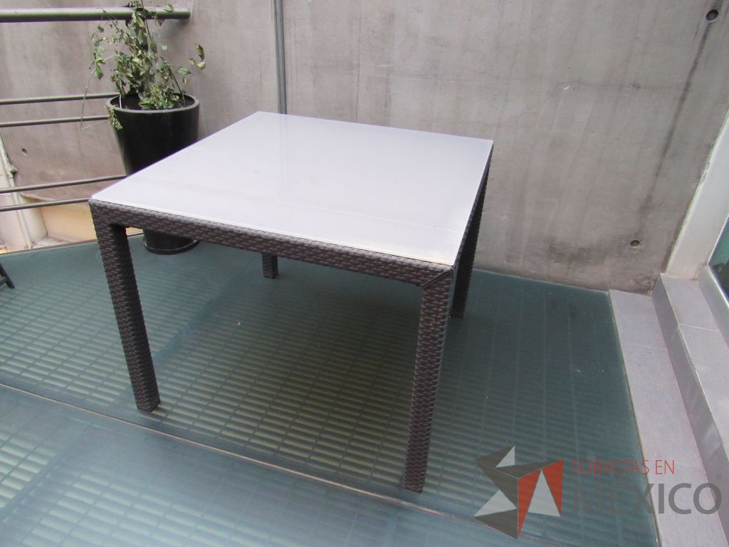 Lote 043 - Mesa para terraza con 4 sillas