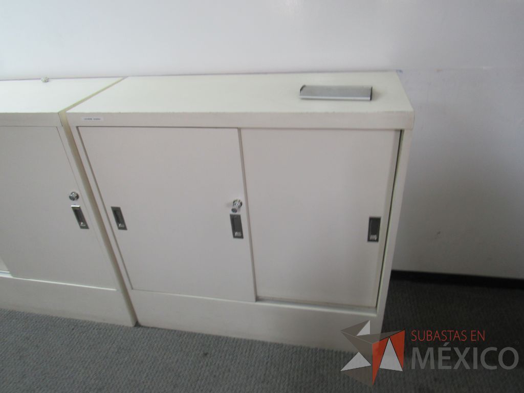 Lote 066 - Gabinete tipo madera con 2 puertas y 1 entrepaño color blanco - Imagen 4