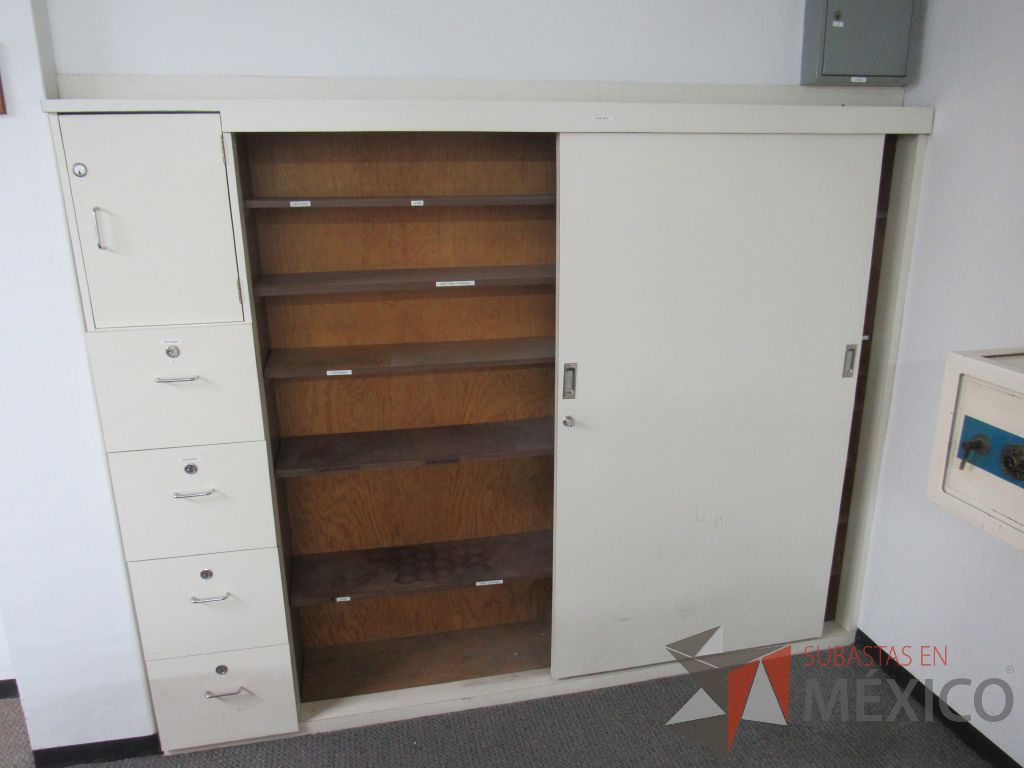 Lote 013 - Gabinete con 3 puertas, 13 entrepaños y 4 cajones color blanco - Imagen 6