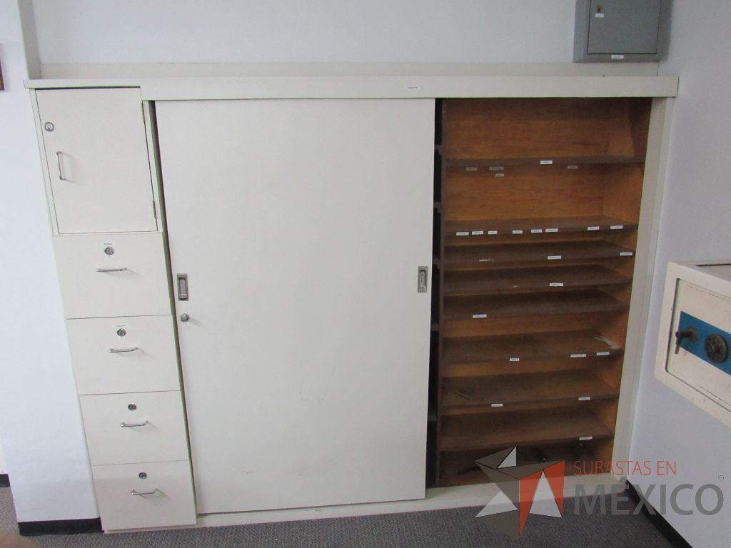 Lote 013 - Gabinete con 3 puertas, 13 entrepaños y 4 cajones color blanco