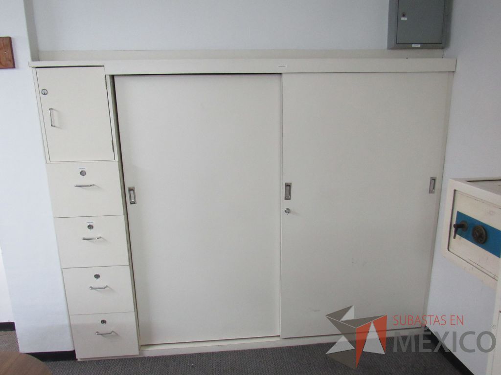 Lote 013 - Gabinete con 3 puertas, 13 entrepaños y 4 cajones color blanco - Imagen 10