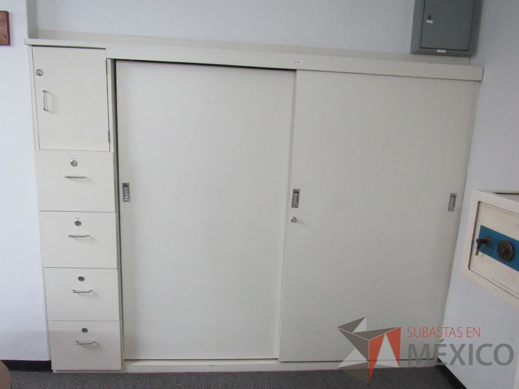 Lote 013 - Gabinete con 3 puertas, 13 entrepaños y 4 cajones color blanco - Imagen 11