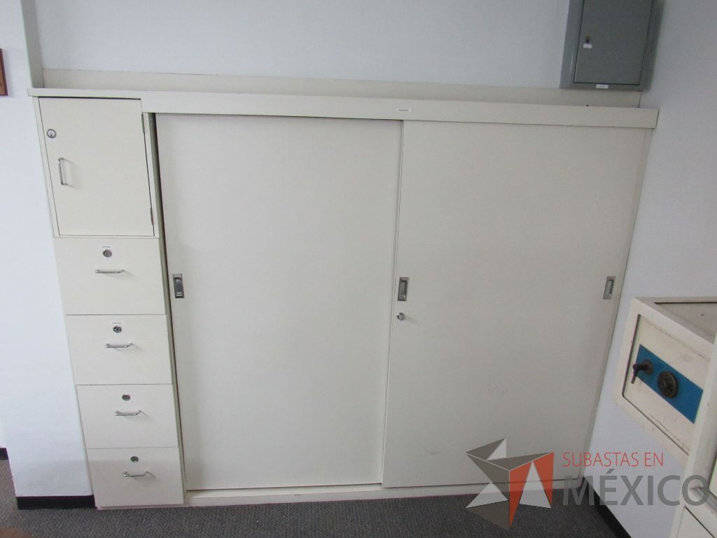 Lote 013 - Gabinete con 3 puertas, 13 entrepaños y 4 cajones color blanco - Imagen 12
