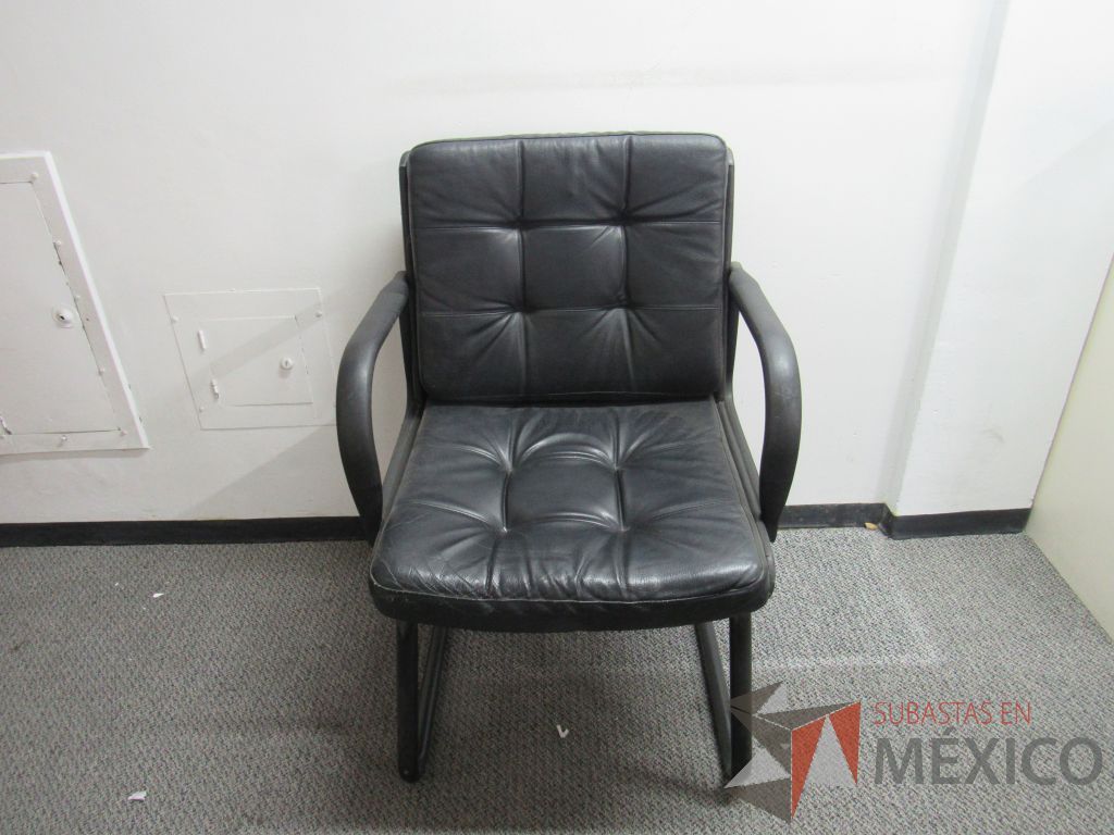 Lote 022 - 2 Sillas de visita tipo trineo con asiento y respaldo tipo piel color negro - Imagen 3