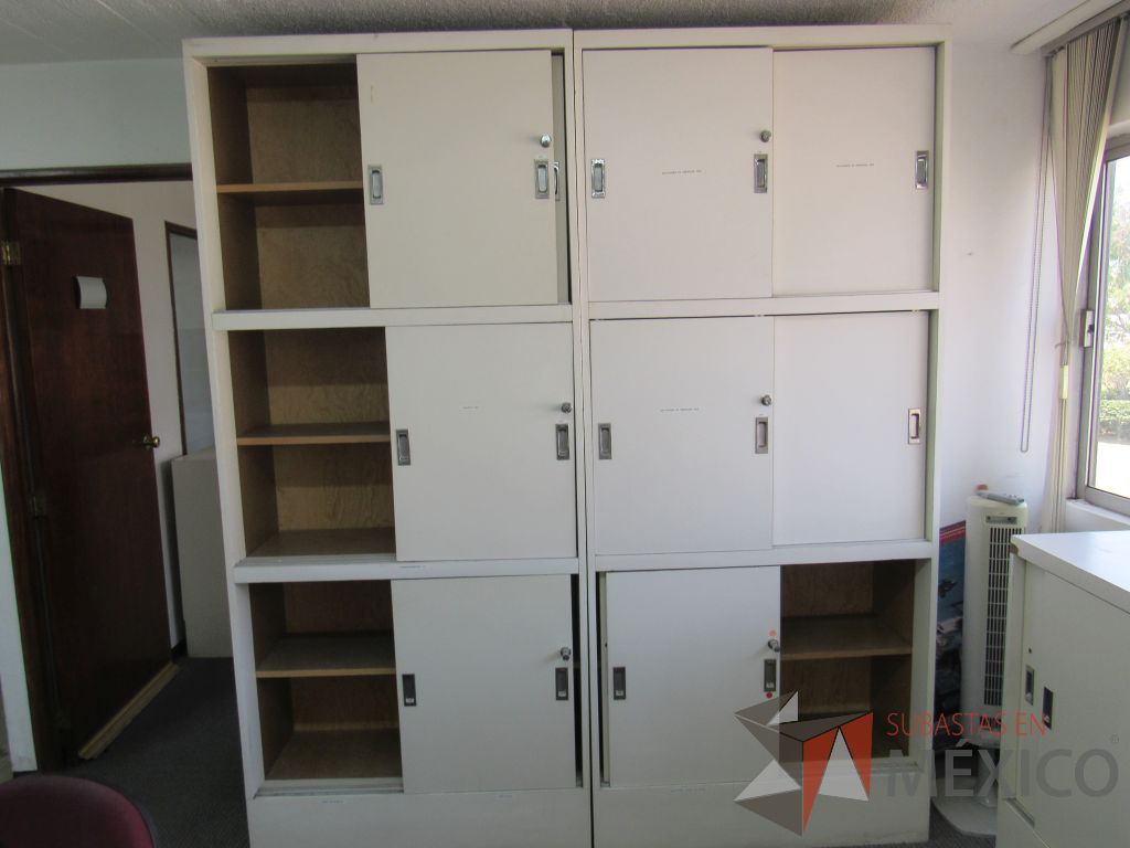 Lote 061 - Gabinete tipo madera con 6 puertas y 3 entrepaños color blanco