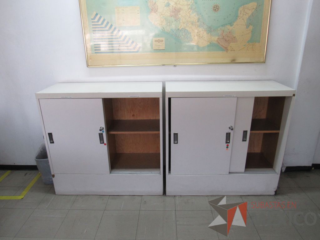 Lote 063 - Gabinetes tipo madera con 2 puertas y 1 entrepaño color blanco