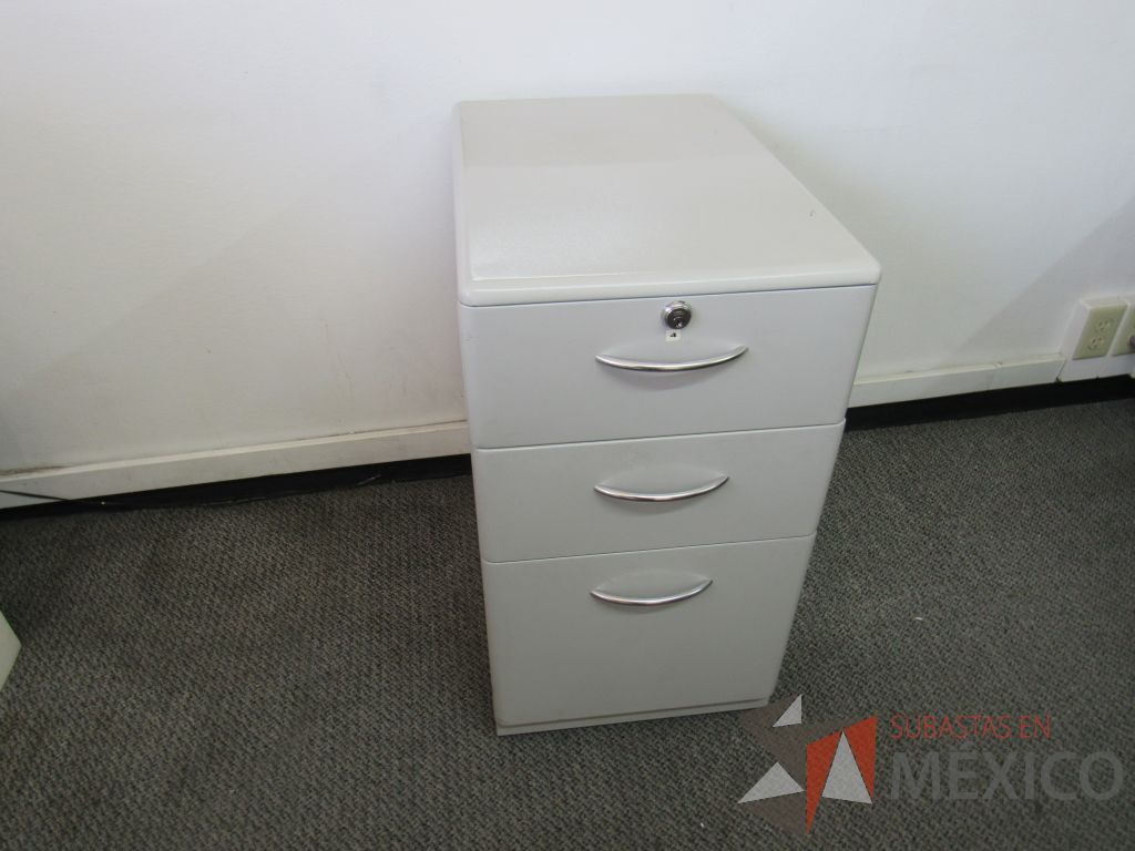 Lote 025 - Escritorio en escuadra tipo madera con base metálica y archivero vertical de 3 cajones - Imagen 2