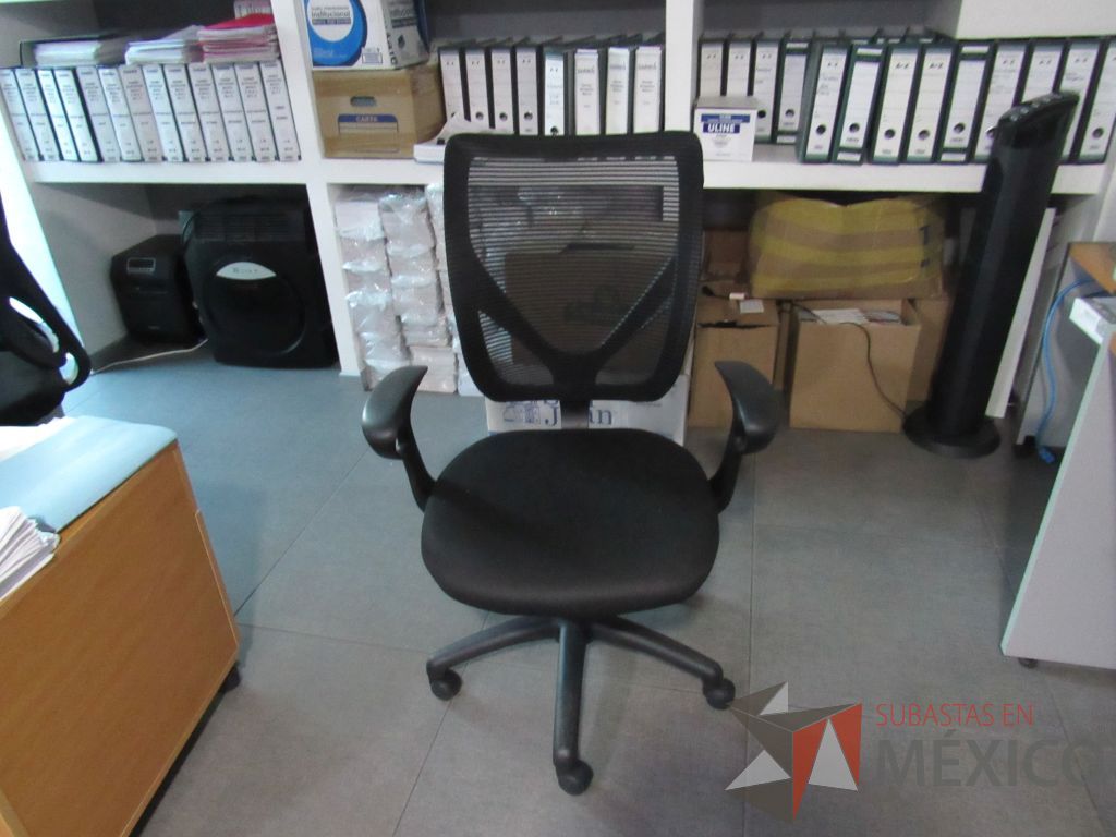 Lote 039 - 2 Sillas operativas con ruedas, descansabrazos, asiento en tela y respaldo en malla color negro.