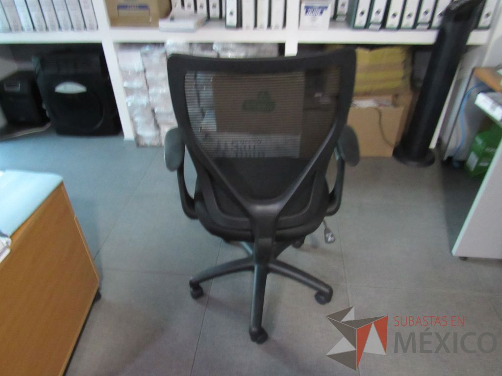 Lote 039 - 2 Sillas operativas con ruedas, descansabrazos, asiento en tela y respaldo en malla color negro. - Imagen 3