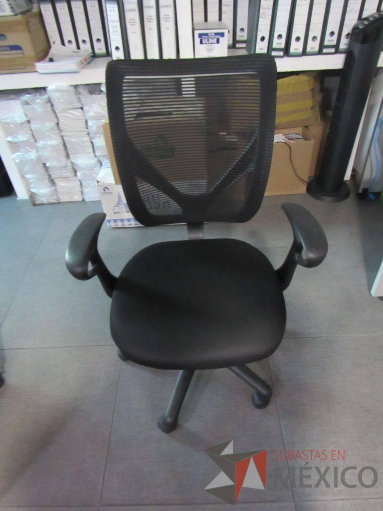Lote 039 - 2 Sillas operativas con ruedas, descansabrazos, asiento en tela y respaldo en malla color negro. - Imagen 4