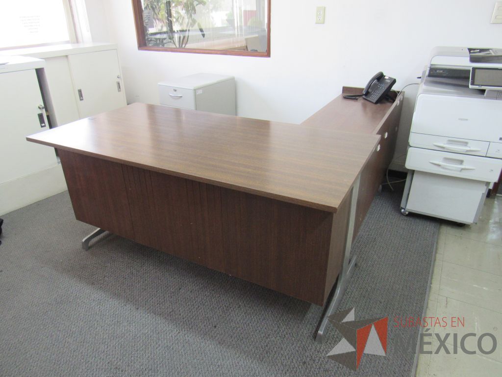 Lote 025 - Escritorio en escuadra tipo madera con base metálica y archivero vertical de 3 cajones