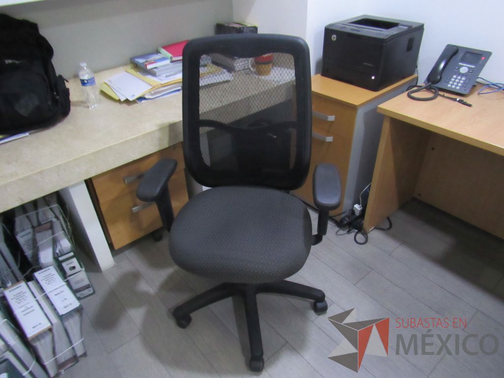Lote 024 - 2 Sillas operativas con ruedas, descansabrazos, asiento en tela color gris y respaldo alto en malla color negro - Imagen 2