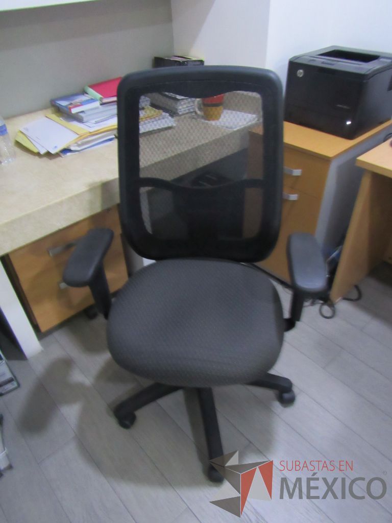 Lote 024 - 2 Sillas operativas con ruedas, descansabrazos, asiento en tela color gris y respaldo alto en malla color negro - Imagen 3