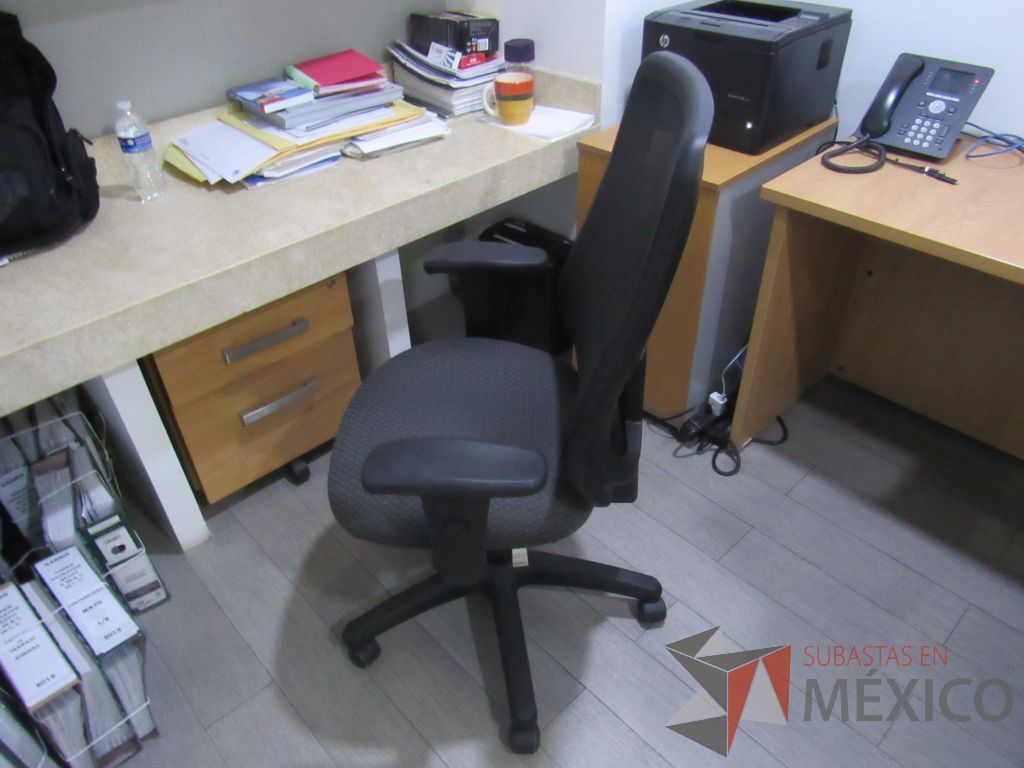 Lote 024 - 2 Sillas operativas con ruedas, descansabrazos, asiento en tela color gris y respaldo alto en malla color negro - Imagen 4