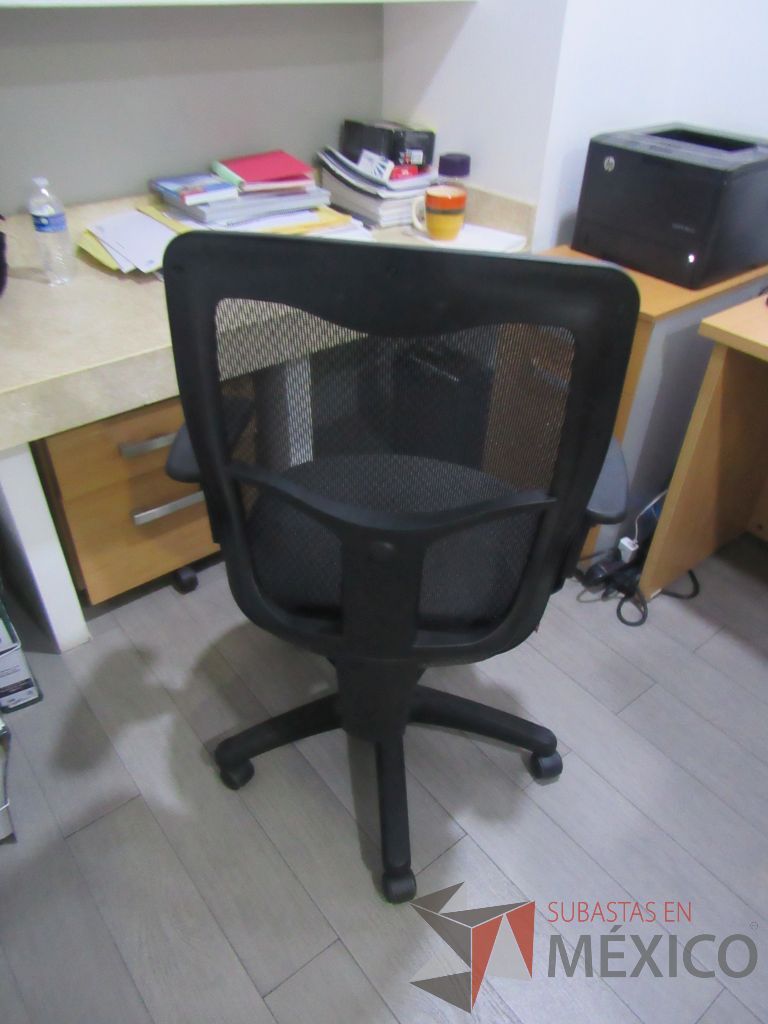 Lote 024 - 2 Sillas operativas con ruedas, descansabrazos, asiento en tela color gris y respaldo alto en malla color negro - Imagen 5