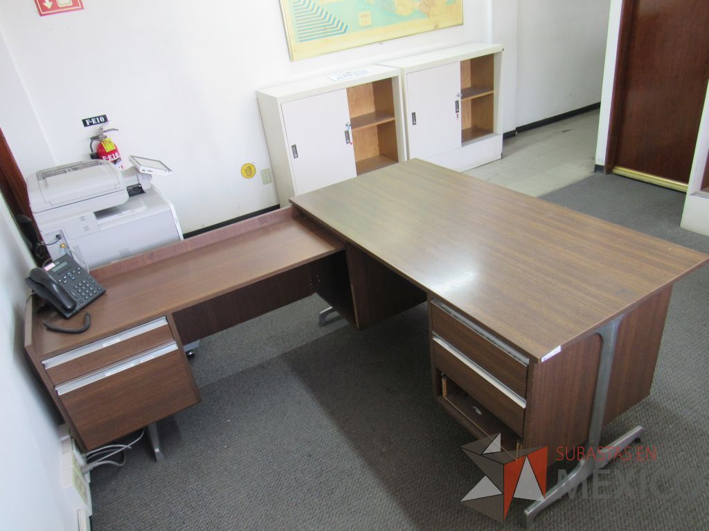 Lote 025 - Escritorio en escuadra tipo madera con base metálica y archivero vertical de 3 cajones - Imagen 13