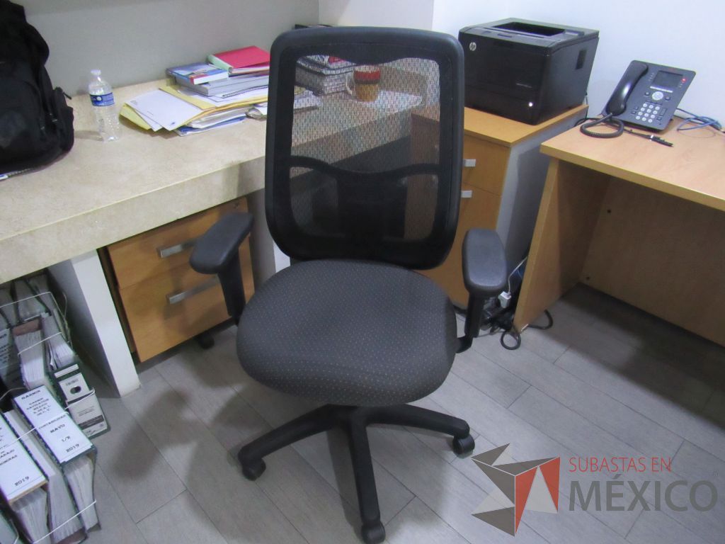 Lote 024 - 2 Sillas operativas con ruedas, descansabrazos, asiento en tela color gris y respaldo alto en malla color negro - Imagen 6