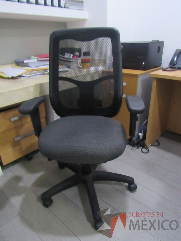 Lote 024 - 2 Sillas operativas con ruedas, descansabrazos, asiento en tela color gris y respaldo alto en malla color negro - Imagen 7
