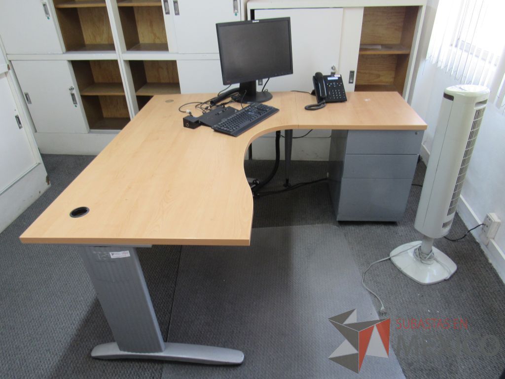 Lote 030 - Escritorio en escuadra con base metálica, archivero de pedestal de 3 cajones y cubierta tipo madera. - Imagen 2
