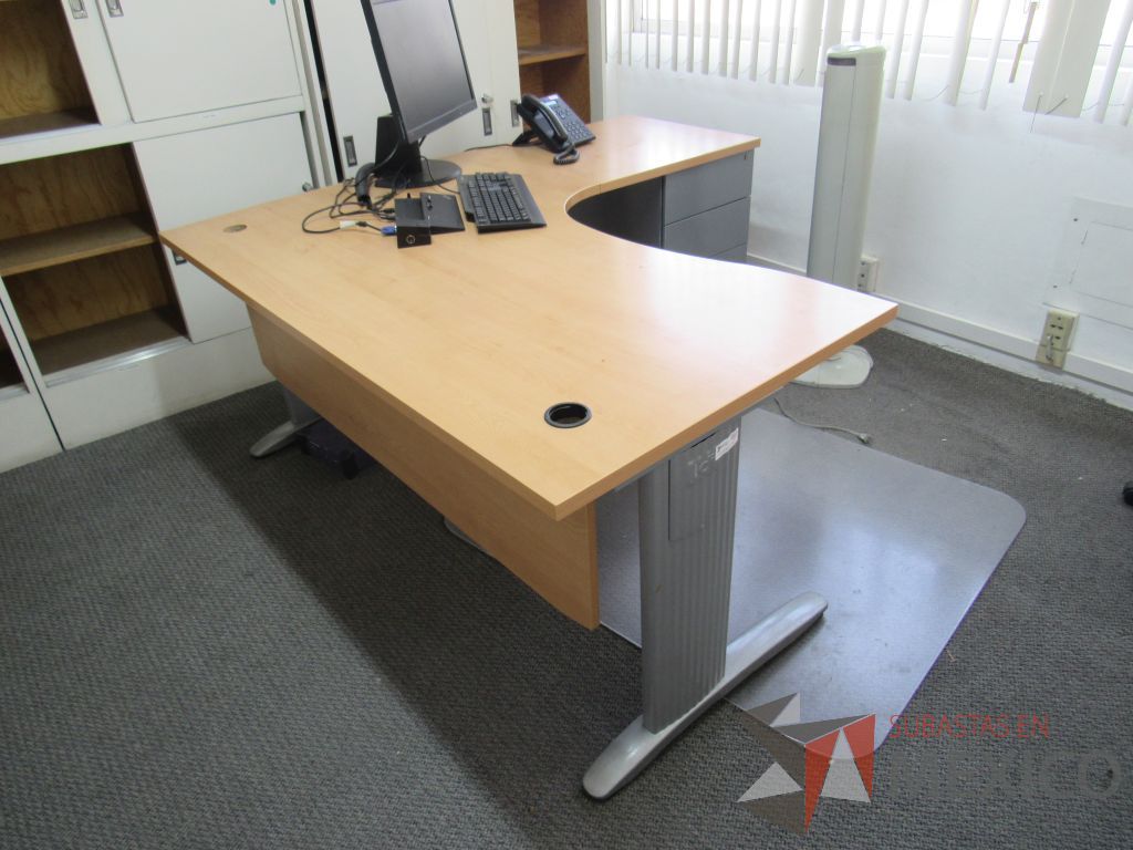 Lote 030 - Escritorio en escuadra con base metálica, archivero de pedestal de 3 cajones y cubierta tipo madera.