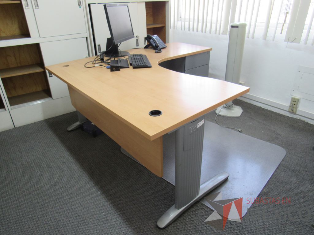 Lote 030 - Escritorio en escuadra con base metálica, archivero de pedestal de 3 cajones y cubierta tipo madera. - Imagen 4