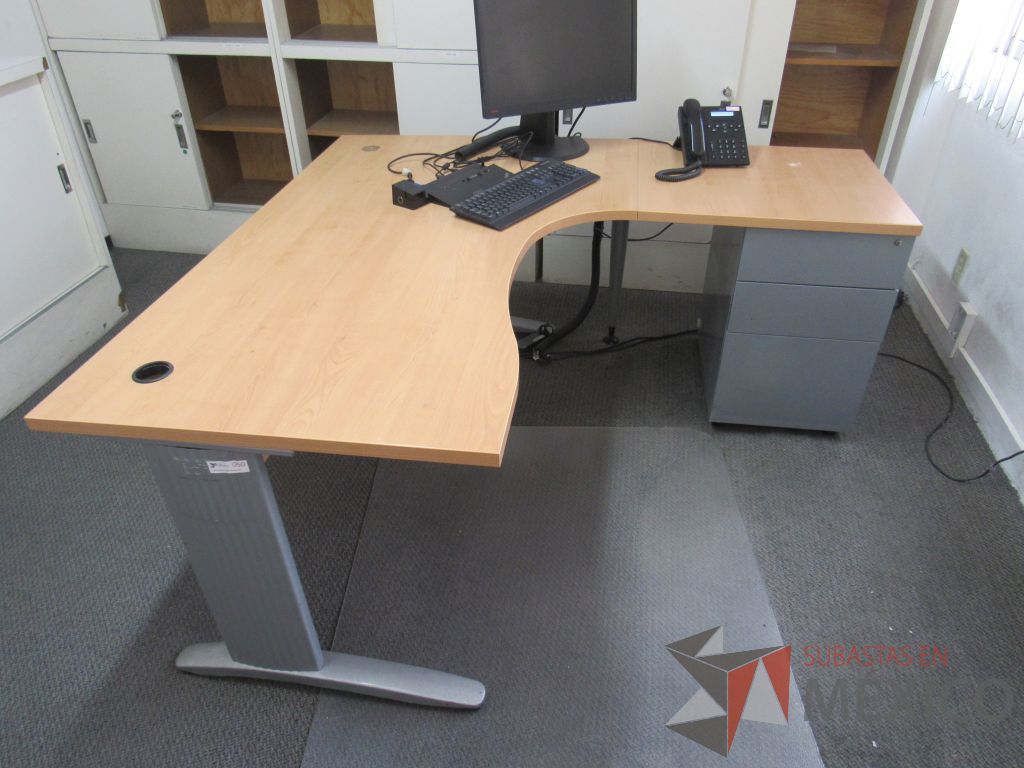 Lote 030 - Escritorio en escuadra con base metálica, archivero de pedestal de 3 cajones y cubierta tipo madera. - Imagen 5