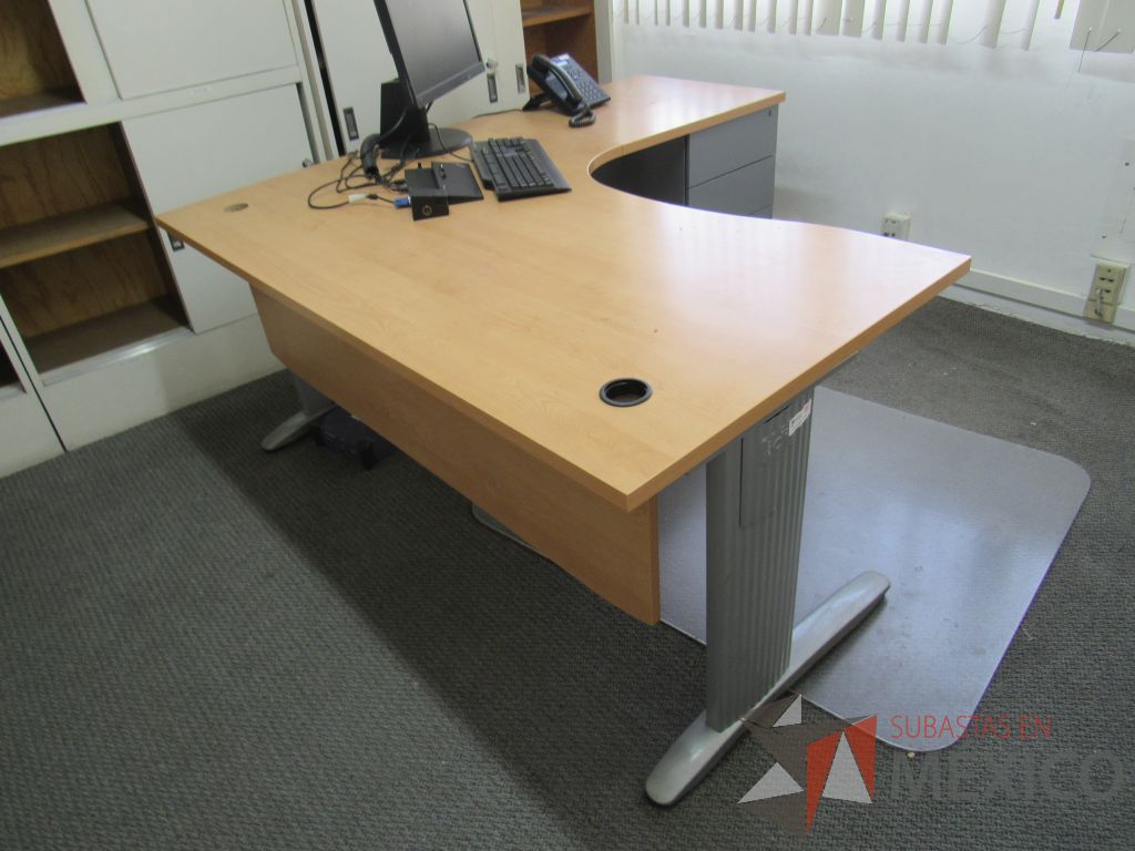 Lote 030 - Escritorio en escuadra con base metálica, archivero de pedestal de 3 cajones y cubierta tipo madera. - Imagen 7