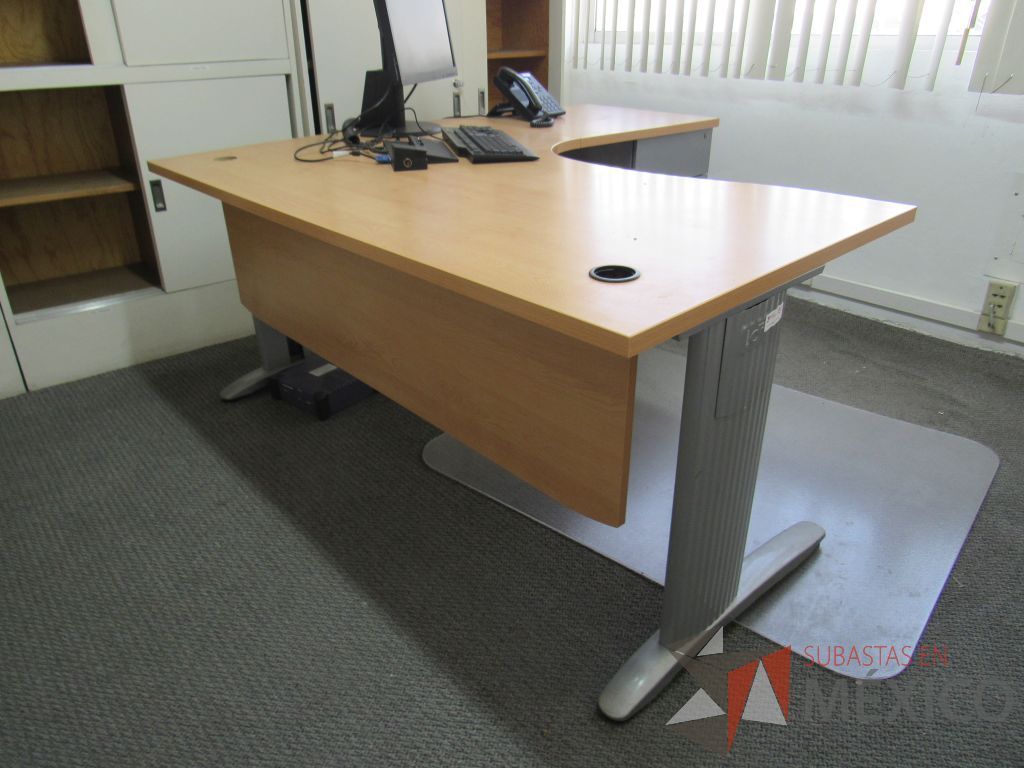 Lote 030 - Escritorio en escuadra con base metálica, archivero de pedestal de 3 cajones y cubierta tipo madera. - Imagen 8