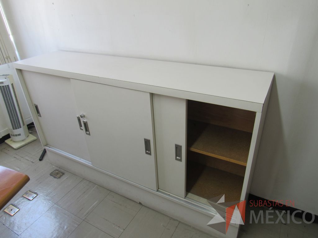Lote 065 - Gabinete tipo madera con 3 puertas y 1 entrepaño color blanco - Imagen 2
