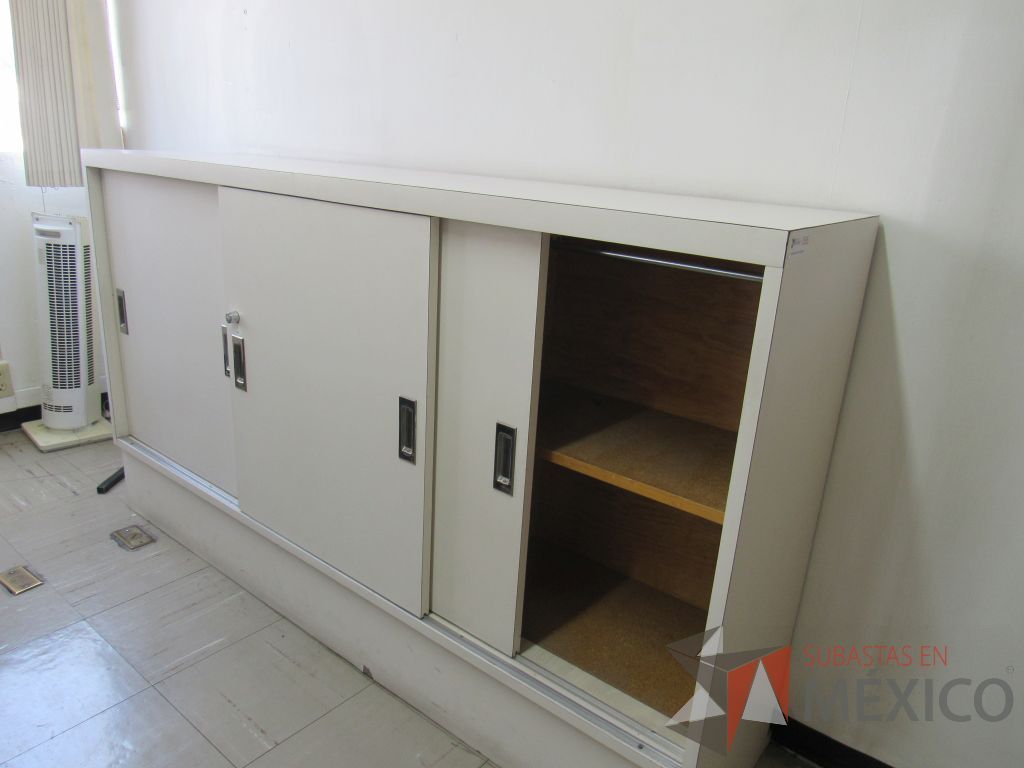 Lote 065 - Gabinete tipo madera con 3 puertas y 1 entrepaño color blanco - Imagen 3