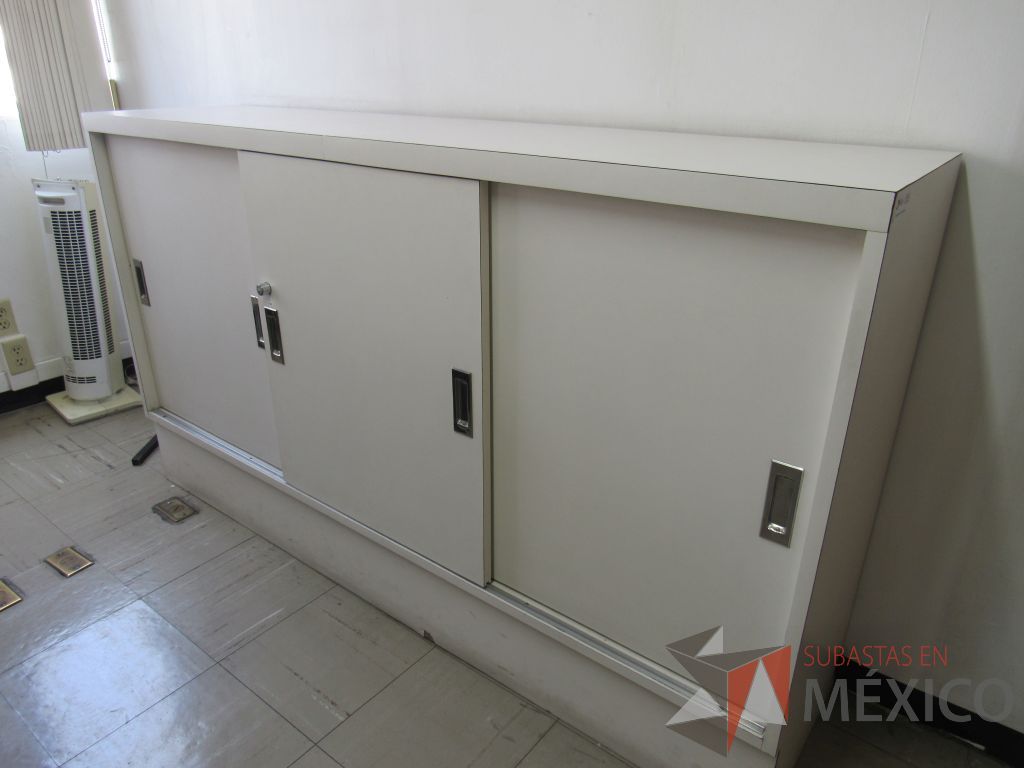 Lote 065 - Gabinete tipo madera con 3 puertas y 1 entrepaño color blanco - Imagen 4