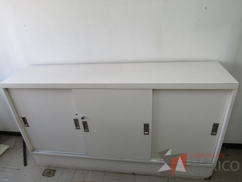 Lote 065 - Gabinete tipo madera con 3 puertas y 1 entrepaño color blanco - Imagen 5