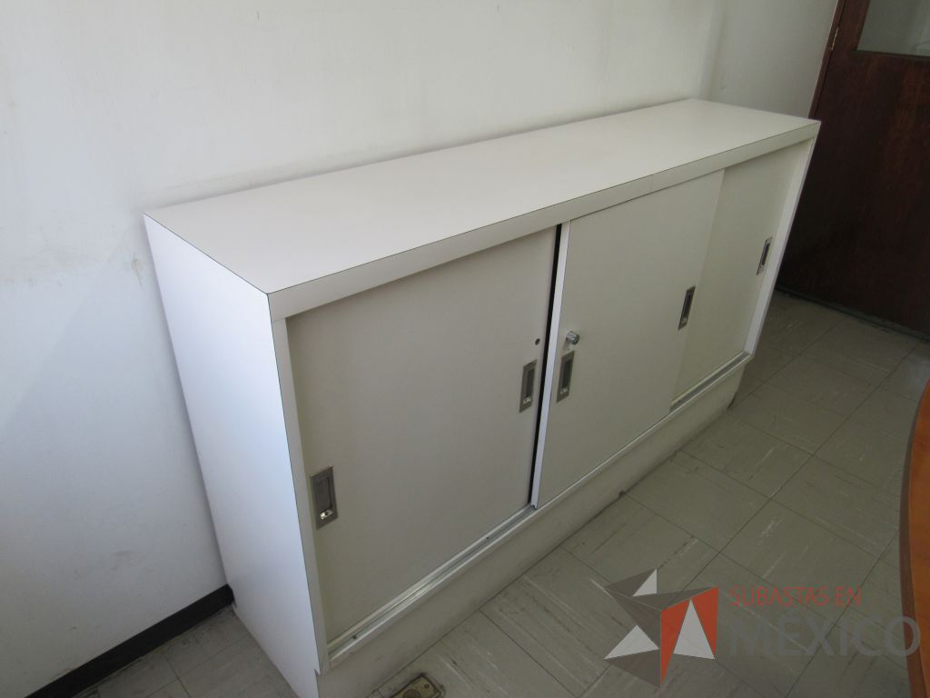 Lote 065 - Gabinete tipo madera con 3 puertas y 1 entrepaño color blanco - Imagen 6