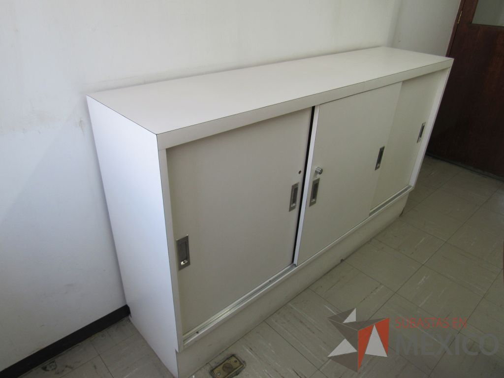 Lote 065 - Gabinete tipo madera con 3 puertas y 1 entrepaño color blanco