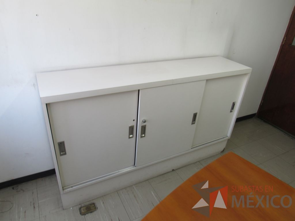 Lote 065 - Gabinete tipo madera con 3 puertas y 1 entrepaño color blanco - Imagen 7