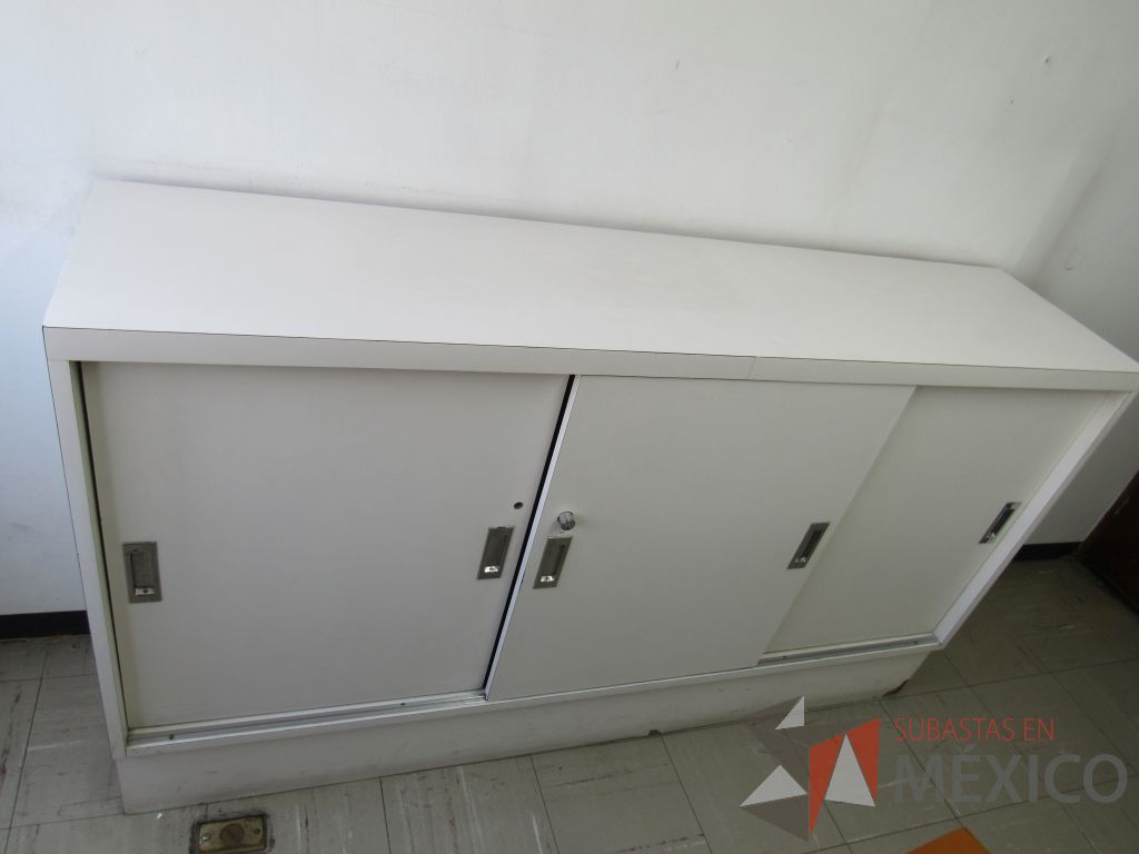 Lote 065 - Gabinete tipo madera con 3 puertas y 1 entrepaño color blanco - Imagen 8