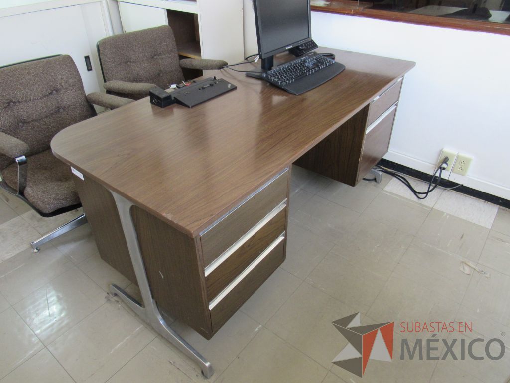 Lote 042 - Escritorio con base metálica , cubierta tipo madera y 5 cajones color café