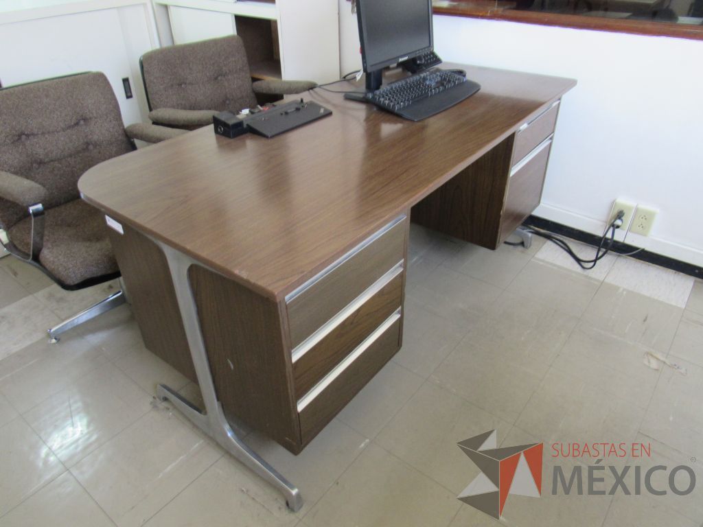 Lote 042 - Escritorio con base metálica , cubierta tipo madera y 5 cajones color café - Imagen 4