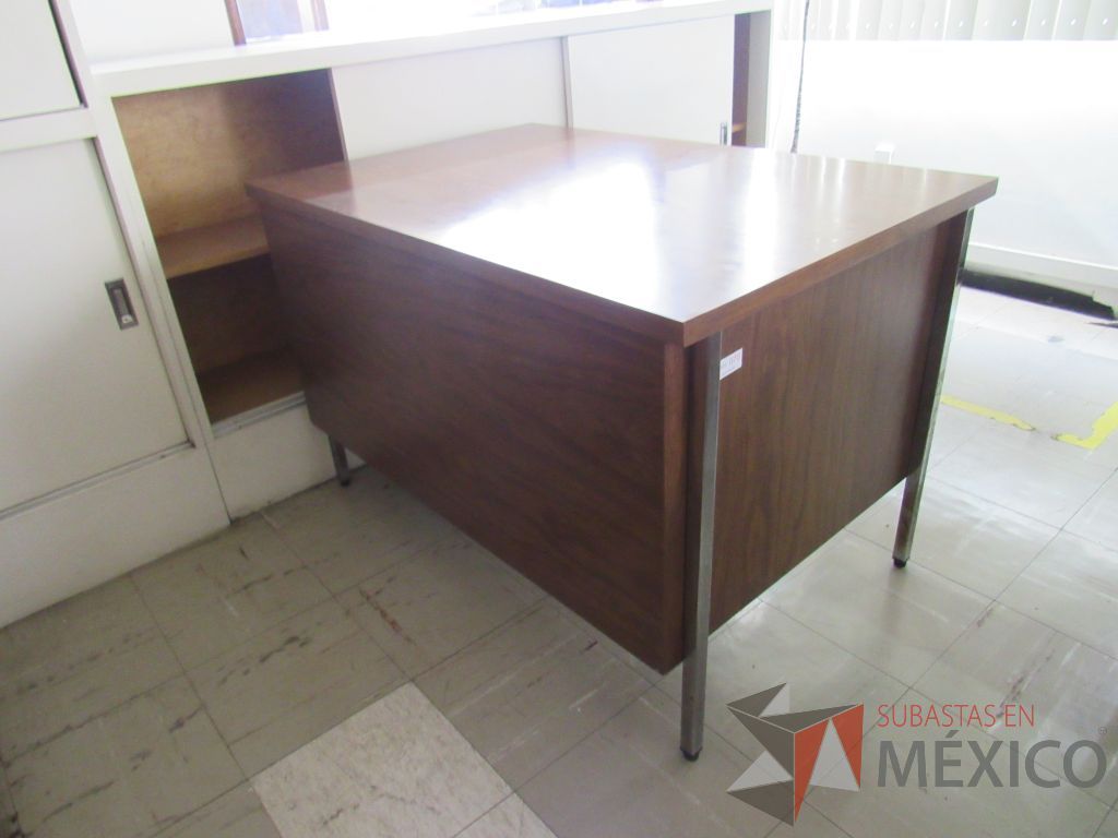 Lote 045 - Escritorio con 4 patas metálicas, 2 cajones y cubierta tipo madera color café - Imagen 3